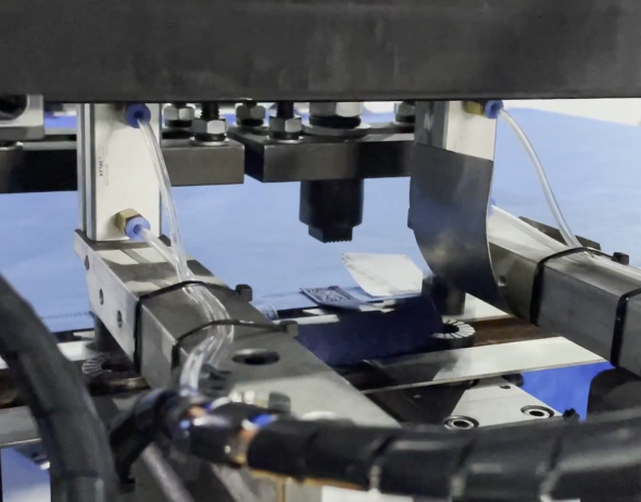 單張無紡布立體袋制袋機(jī)——高效率、高品質(zhì)、環(huán)保的制袋解決方案