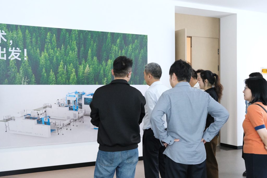 為知識產(chǎn)權(quán)培育保駕護航——市人大主任應(yīng)希克一行調(diào)研浙江正威機械有限公司