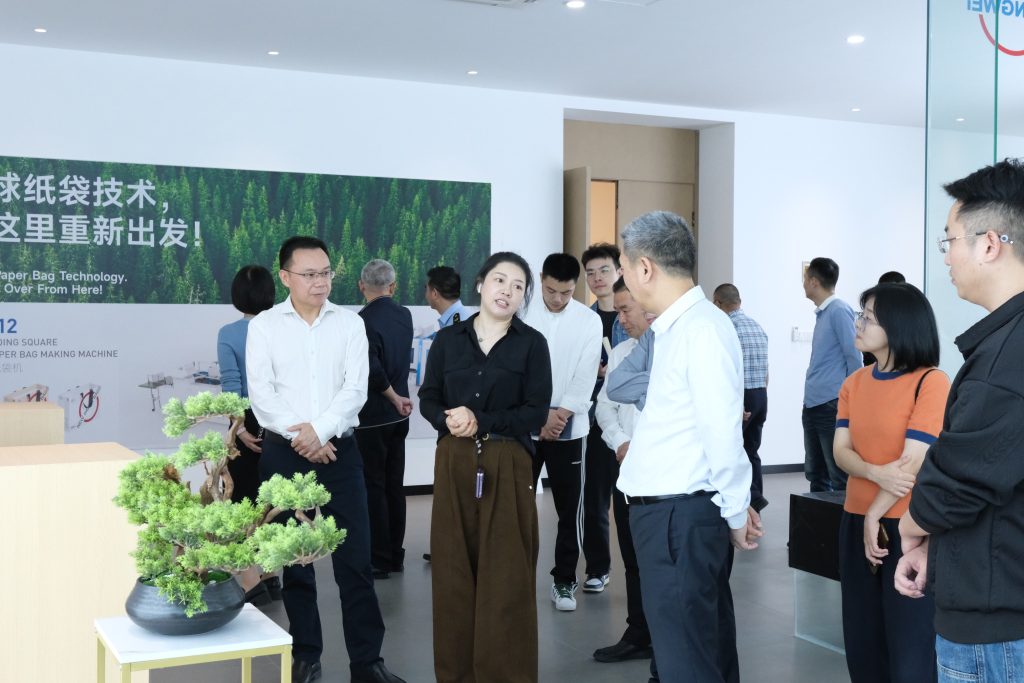 為知識產(chǎn)權(quán)培育保駕護航——市人大主任應(yīng)希克一行調(diào)研浙江正威機械有限公司