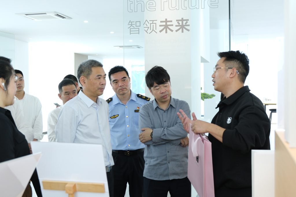 為知識產(chǎn)權(quán)培育保駕護航——市人大主任應(yīng)希克一行調(diào)研浙江正威機械有限公司